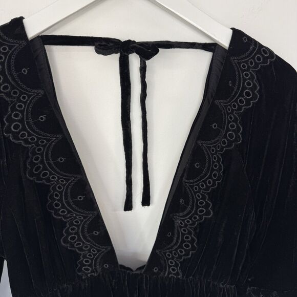 Revolve TULAROSA Juliet Dress Mini Black Velvet Peasant Eyelet Deep V Sexy XS - Picture 6 of 14